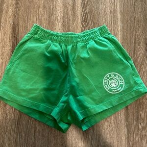 Sporty and rich green active short. Xs.
